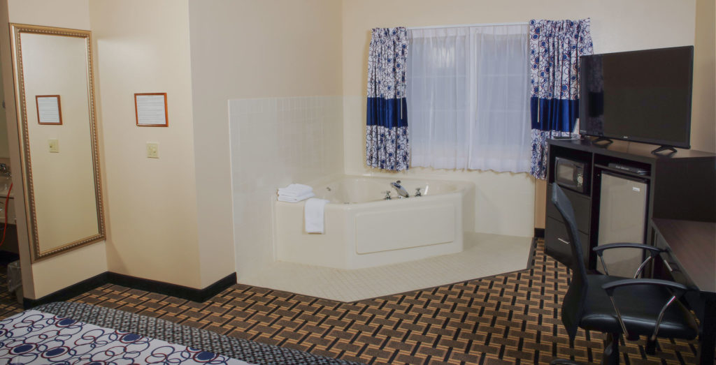 cheap-jacuzzi-suites-in-orange-city-iowa-1024x523